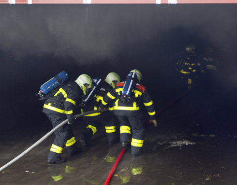 Brandproef in een nagebouwde, ondergrondse parkeergarage op het het terrein van Warringtonfirgent; een uniek experiment door Uni