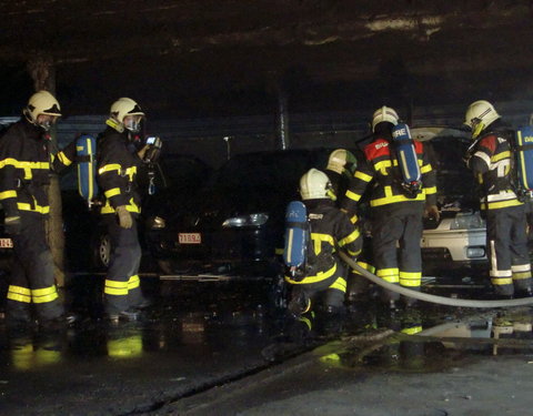 Brandproef in een nagebouwde, ondergrondse parkeergarage op het het terrein van Warringtonfirgent; een uniek experiment door Uni