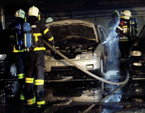 Brandproef in een nagebouwde, ondergrondse parkeergarage op het het terrein van Warringtonfirgent; een uniek experiment door Uni