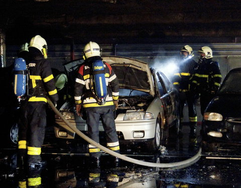 Brandproef in een nagebouwde, ondergrondse parkeergarage op het het terrein van Warringtonfirgent; een uniek experiment door Uni