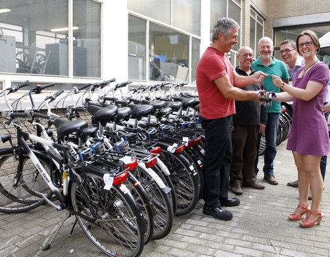 25 oude fietsen van de Dienst Werk van de Stad Gent worden overgedragen aan de vzw KICORA uit Tanzania, met de logistieke steun 