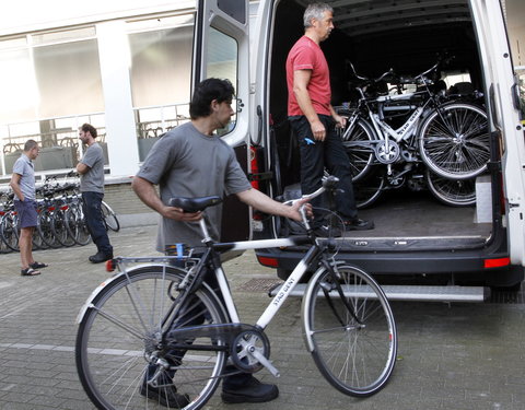 25 oude fietsen van de Dienst Werk van de Stad Gent worden overgedragen aan de vzw KICORA uit Tanzania, met de logistieke steun 