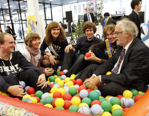 UGent-studenten For Life voor een lokaal goed doel: studenten zwemmen 24 uur in het geld voor vzw Toontje (Gentbrugge)-21489