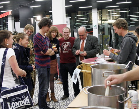 UGent-studenten For Life voor een lokaal goed doel: studenten zwemmen 24 uur in het geld voor vzw Toontje (Gentbrugge)-21504