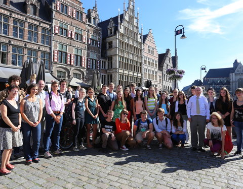 Voor de laatste keer gidst prof. Luc De Grauwe studenten voorbereidingscursus Duits door Gent-34536