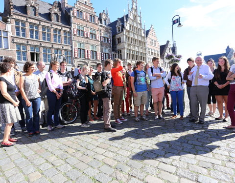 Voor de laatste keer gidst prof. Luc De Grauwe studenten voorbereidingscursus Duits door Gent-34537