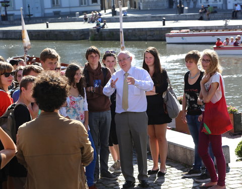 Voor de laatste keer gidst prof. Luc De Grauwe studenten voorbereidingscursus Duits door Gent-34539