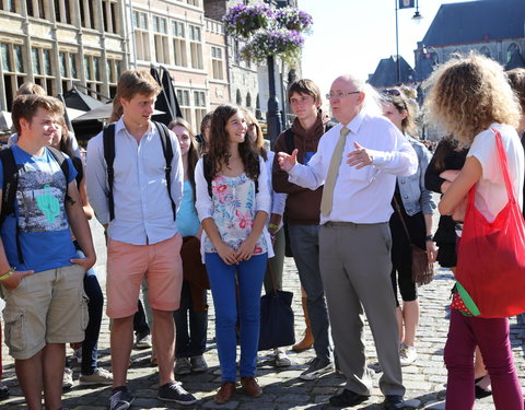 Voor de laatste keer gidst prof. Luc De Grauwe studenten voorbereidingscursus Duits door Gent-34541