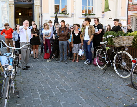 Voor de laatste keer gidst prof. Luc De Grauwe studenten voorbereidingscursus Duits door Gent-34542