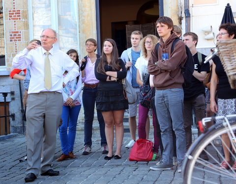 Voor de laatste keer gidst prof. Luc De Grauwe studenten voorbereidingscursus Duits door Gent-34543