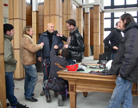 Onthulling reuzebanner aan Boekentoren in het kader van Monumentenstrijd (een wedstrijd waarbij het publiek beslist welk waardev