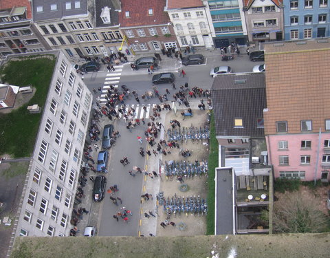 Onthulling reuzebanner aan Boekentoren in het kader van Monumentenstrijd (een wedstrijd waarbij het publiek beslist welk waardev