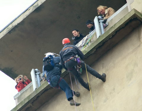 Onthulling reuzebanner aan Boekentoren in het kader van Monumentenstrijd (een wedstrijd waarbij het publiek beslist welk waardev