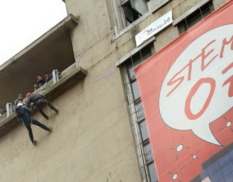 Onthulling reuzebanner aan Boekentoren in het kader van Monumentenstrijd (een wedstrijd waarbij het publiek beslist welk waardev