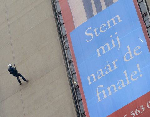 Onthulling reuzebanner aan Boekentoren in het kader van Monumentenstrijd (een wedstrijd waarbij het publiek beslist welk waardev