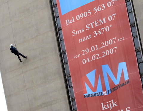 Onthulling reuzebanner aan Boekentoren in het kader van Monumentenstrijd (een wedstrijd waarbij het publiek beslist welk waardev