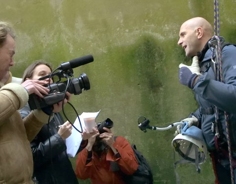 Onthulling reuzebanner aan Boekentoren in het kader van Monumentenstrijd (een wedstrijd waarbij het publiek beslist welk waardev