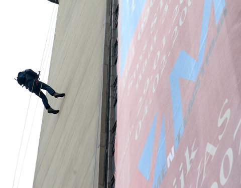 Onthulling reuzebanner aan Boekentoren in het kader van Monumentenstrijd (een wedstrijd waarbij het publiek beslist welk waardev