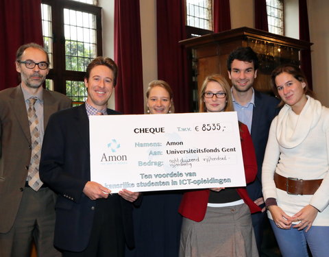 Overhandiging cheque van Amon aan het Universiteitsfonds