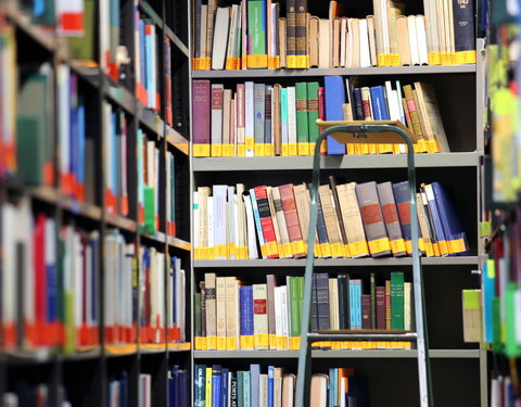 Blokken in de bibliotheek van de faculteit Rechtsgeleerdheid