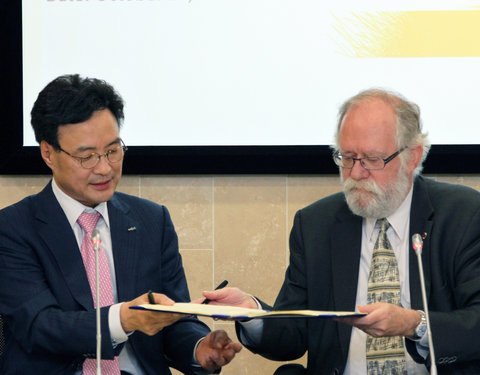 Ondertekening financieel akkoord tussen UGent en Koreaanse partners i.v.m. branch campus in Incheon (Zuid-Korea)-3933