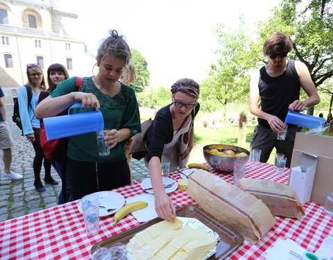 Gezond vieruurtje voor Gentse studenten in de tuin van de Sint-Pietersabdij-43509