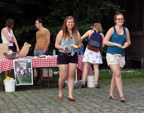 Gezond vieruurtje voor Gentse studenten in de tuin van de Sint-Pietersabdij-43513