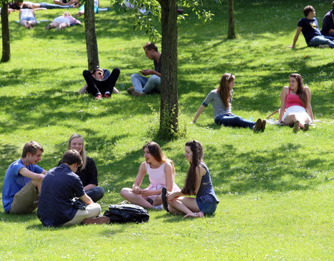 Gezond vieruurtje voor Gentse studenten in de tuin van de Sint-Pietersabdij-43519