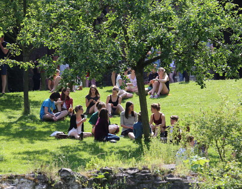 Gezond vieruurtje voor Gentse studenten in de tuin van de Sint-Pietersabdij-43521