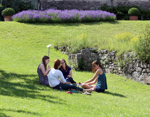 Gezond vieruurtje voor Gentse studenten in de tuin van de Sint-Pietersabdij-43523