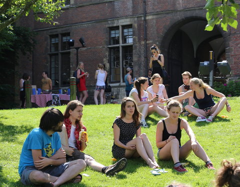 Gezond vieruurtje voor Gentse studenten in de tuin van de Sint-Pietersabdij-43525