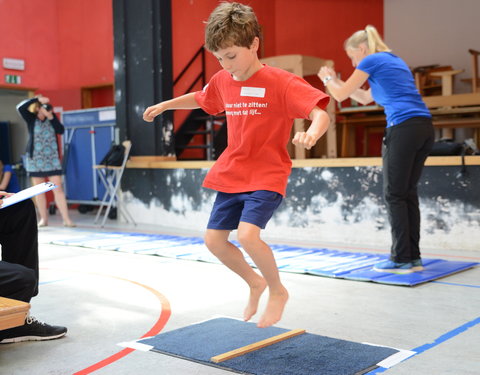 In basisschool De Boomgaard testen studenten LO kinderen in het kader van het Vlaams SportKompas-45579