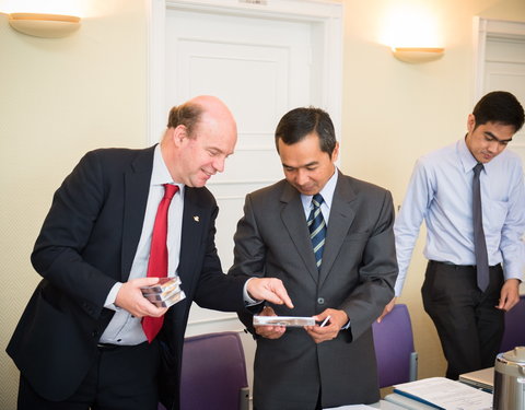 Ondertekening overeenkomst met Indonesische delegatie-46478