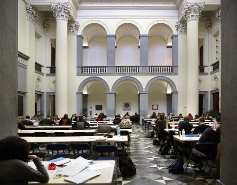 Blok in het peristilium van de Aula-54207