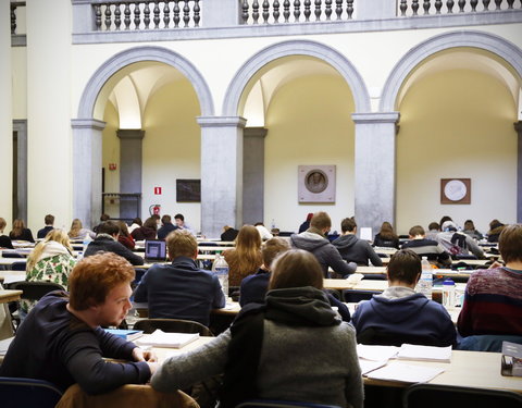 Blok in het peristilium van de Aula-54208