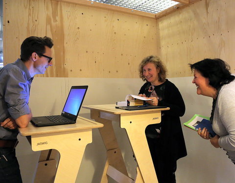 Standing Desks in de inkomhal van het rectoraat-59024