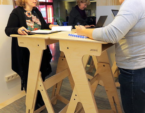 Standing Desks in de inkomhal van het rectoraat-59025