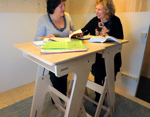 Standing Desks in de inkomhal van het rectoraat-59026