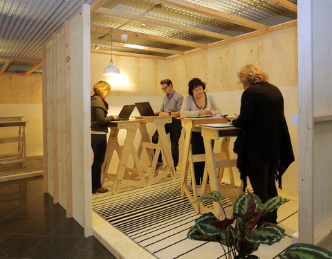 Standing Desks in de inkomhal van het rectoraat-59028