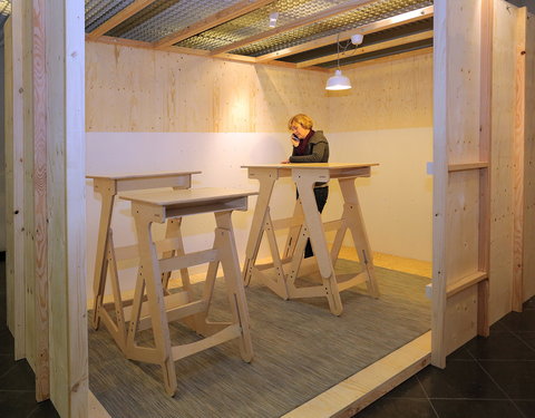 Standing Desks in de inkomhal van het rectoraat-59029