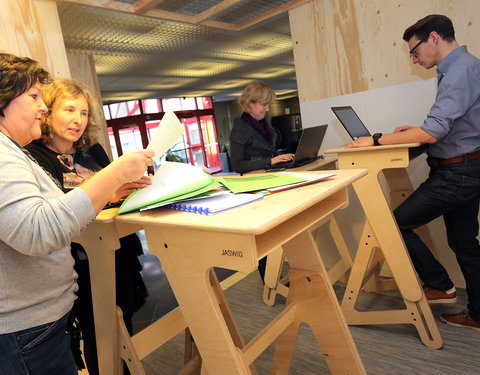 Standing Desks in de inkomhal van het rectoraat-59030