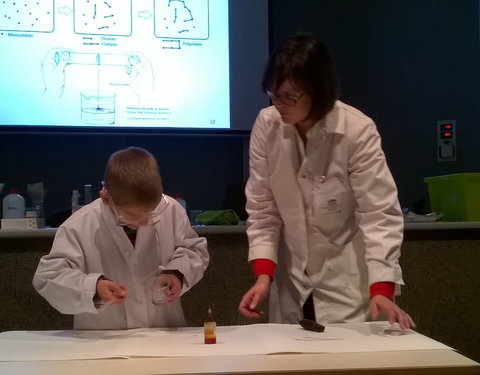 Dag van de Wetenschap: chemieshow Campus Kortrijk-59471