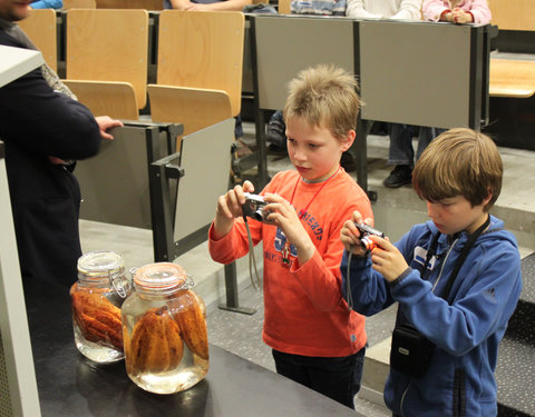 Kinderuniversiteit 'Groeit chocolade aan de bomen?'-5955