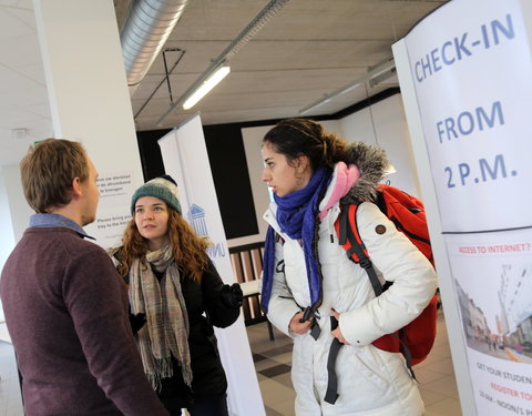 Check-in van buitenlandse studenten, georganiseerd door afdeling Huisvesting-61097