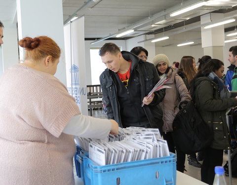 Check-in van buitenlandse studenten, georganiseerd door afdeling Huisvesting-61098