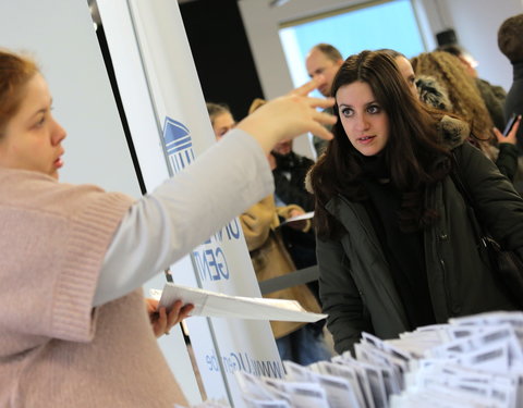 Check-in van buitenlandse studenten, georganiseerd door afdeling Huisvesting-61099