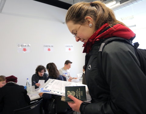 Check-in van buitenlandse studenten, georganiseerd door afdeling Huisvesting-61101