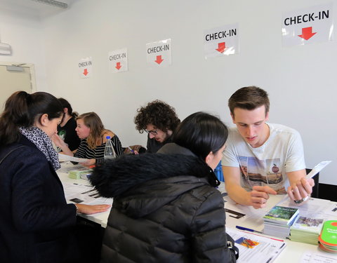 Check-in van buitenlandse studenten, georganiseerd door afdeling Huisvesting-61106