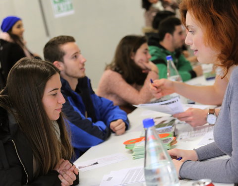 Check-in van buitenlandse studenten, georganiseerd door afdeling Huisvesting-61110