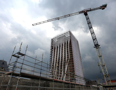 Boekentoren in de steigers-65061